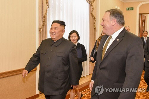김정은 국무위원장이 2018년 10월 7일 평양을 방문한 마이크 폼페이오 미국 국무장관과 오찬을 함께하기 위해 걸어가고 있다. [미국 국무부 제공=연합뉴스]